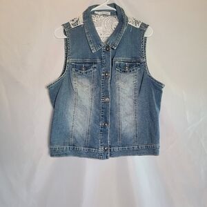 NWT Maurices Denim Vest Lace Insert Size 1(M/L) Button Up